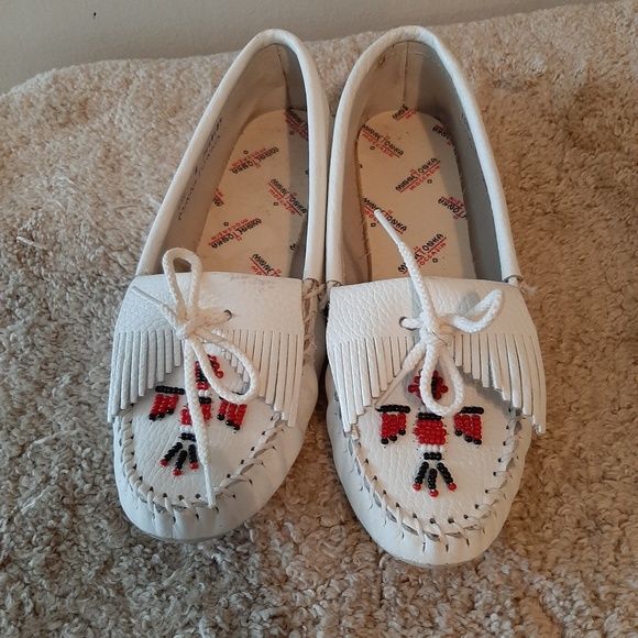 Minnetonka Shoes - Minnetonka white mocassins